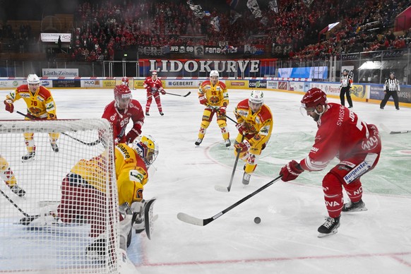 Biels Torhueter Harri Saeteri, Alexander Yakovenko, und SC Rapperswil-Jona Lakers Nicklas Jensen, von links, im Eishockeyspiel der National League zwischen den Rapperswil-Jona Lakers und dem EHC Biel, ...