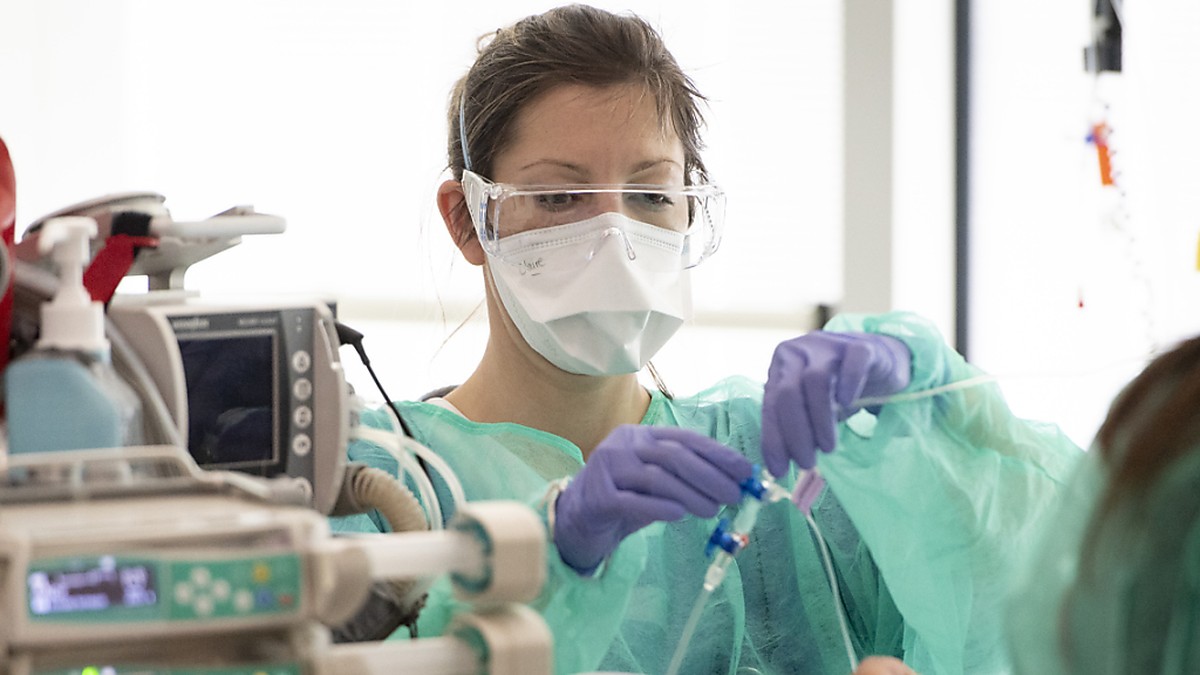 Eine Krankenschwester behandelt einen an Covid-19 erkrankten Patienten auf der Intensivstation eines Spitals. (Archivbild)