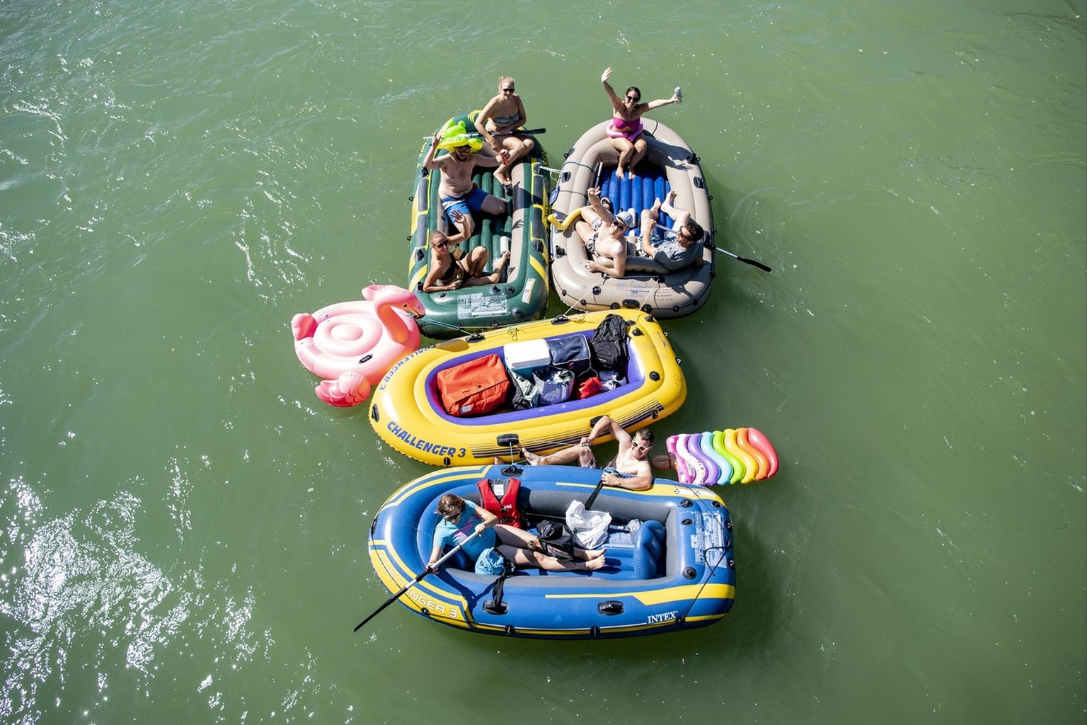 Viele Gummiboetler geniessen das tolle Wetter mit ihrem Gefaehrt auf der Reuss zwischen Luzern und Gisikon-Root im Kanton Luzern am Samstag, 15. August 2020. (KEYSTONE/Urs Flueeler).