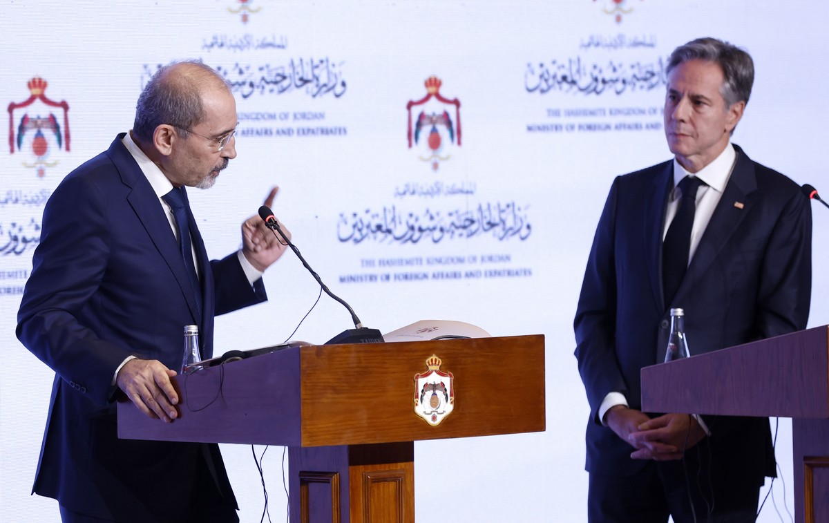 U.S. Secretary of State Antony Blinken, right, and Jordanian Deputy Prime Minister and Foreign Minister Ayman Safadi attend a press conference in Amman, Jordan, Saturday, Nov. 4, 2023. Blinken is maki ...