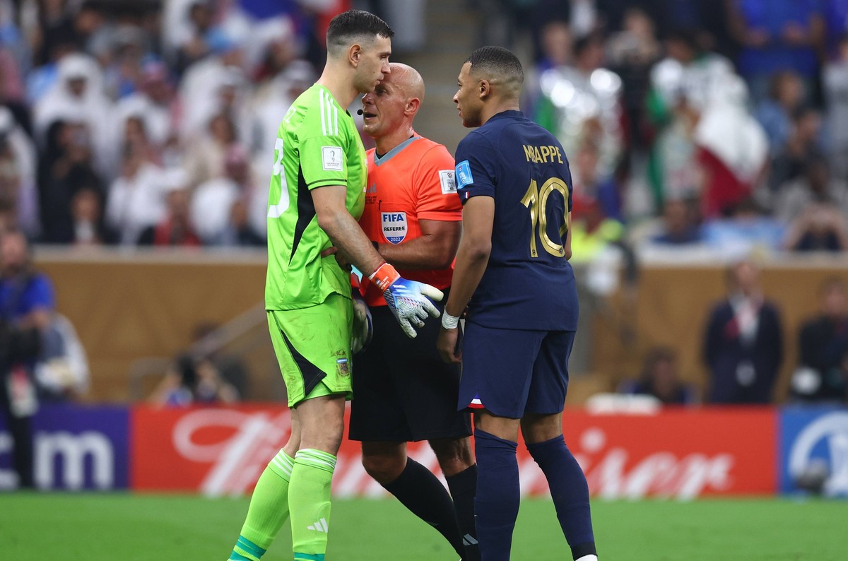 Doha, Qatar, 18th December 2022. Emiliano Martinez of Argentina attempts to get in the head of penalty taker Kylan Mbappe of France during the FIFA World Cup, WM, Weltmeisterschaft, Fussball 2022 matc ...