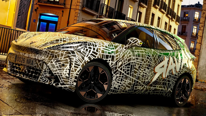 Der Raval ist rund 4 Meter lang und 1,52 Meter hoch und somit deutlich kürzer und flacher als der bisherige Cupra Born in VW-Golf-Grösse.