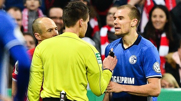 epa05823697 Referee Daniel Siebert (L) argues with Schalke&#039;s Holger Badstuber during the German DFB Cup quarter final soccer match between FC Bayern Munich and FC Schalke 04 in Munich, Germany, 0 ...