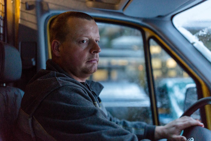 Unterwegs mit dem Paket-Pöstler Stefan „Tschudi“ Bütler auf seiner Route durch Muri kurz vor Weihnachten.