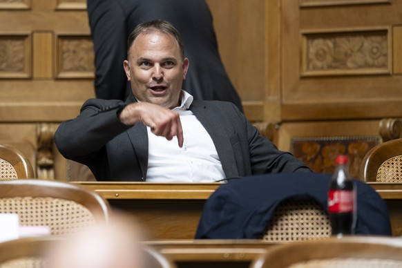 Nationalrat Marcel Dettling, SVP-SZ, reagiert auf die Antwort von Nationalrat Christian Wasserfallen, FDP-BE, bei der Debatte &quot;20.037 EU-Migrations- und -Asylpakt&quot;, waehrend der Sommersessio ...
