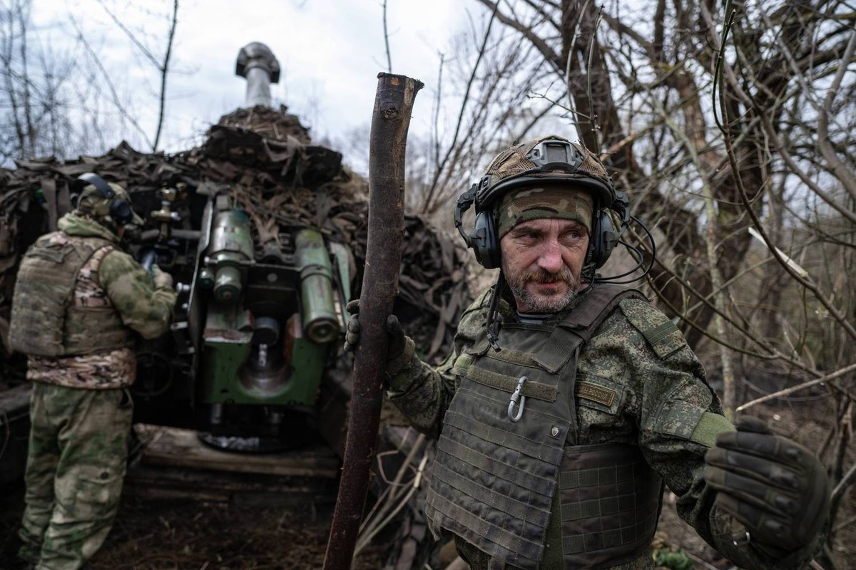 Russia Ukraine Kursk Attack Akhmat Special Forces 8898204 09.04.2025 Russian servicemen of the Kashtan battalion tactical group of Akhmat special forces prepare to fire a D-20 howitzer towards Ukraini ...