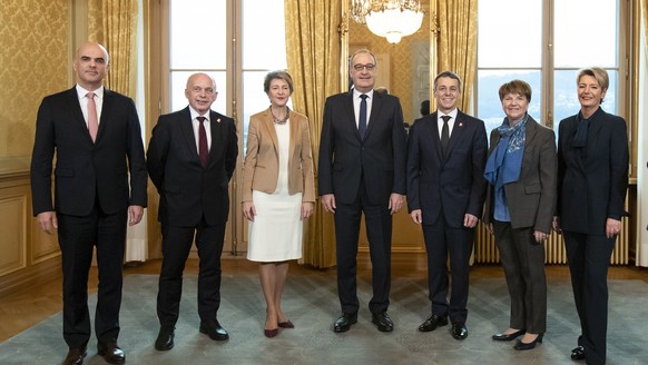 Die neugewaehlten Bundesraetinnen Karin Keller-Sutter, rechts, und Viola Amherd, 2. von rechts, posieren mit dem Gesamtbundesrat, von links, Bundespraesident Alain Berset, Ueli Maurer, Simonetta Somma ...