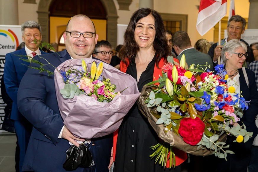 Die neugewaehlten Regierungsraete Armin Hartmann, SVP, links, und Ylfete Fanaj, SP, feiern den Einzug in die Regierung anlaesslich dem zweiten Wahlgang der Regierungsratswahlen im Kanton Luzern am Son ...