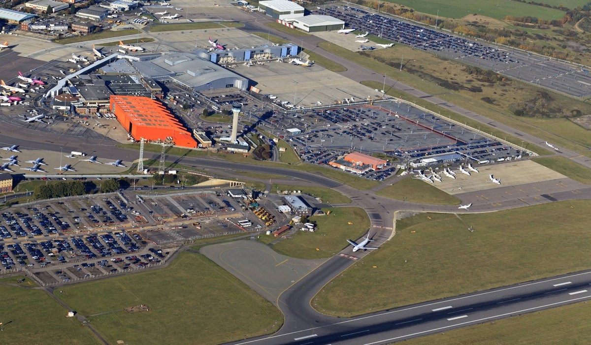 Blick auf den «London Luton Airport», der eben nicht allzu nah an der Londoner Innenstadt liegt.