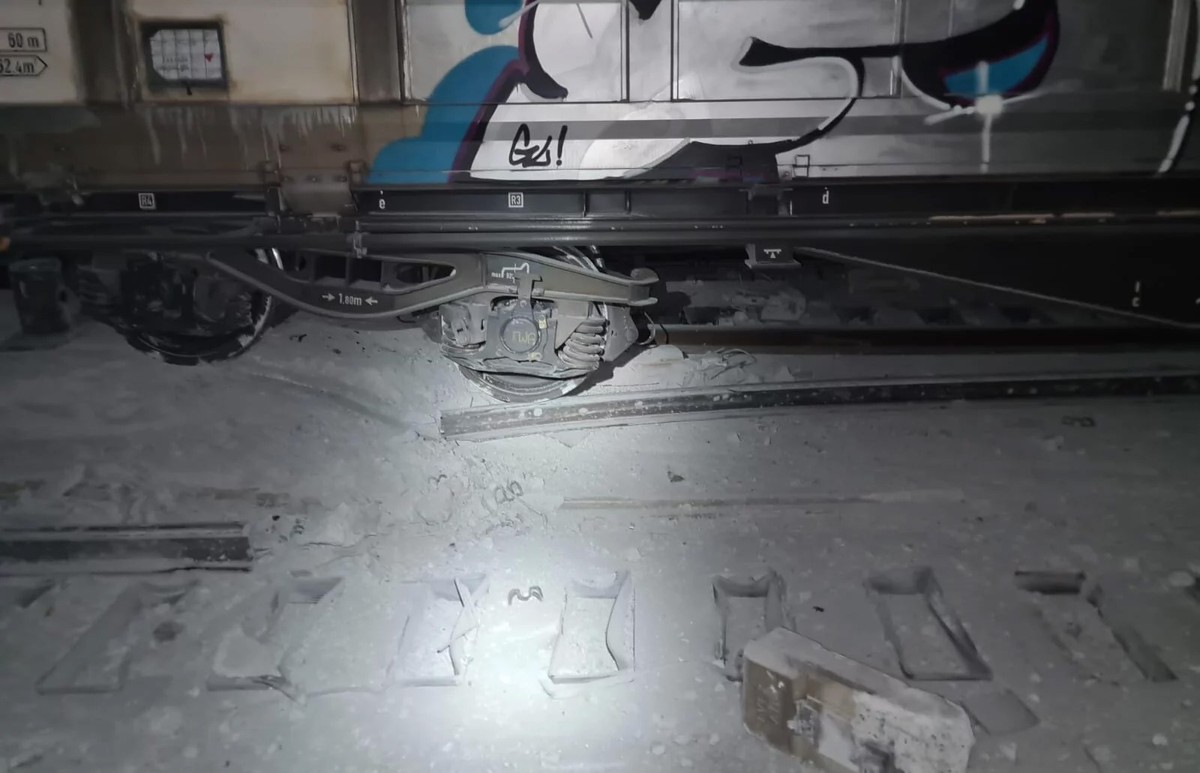 A la suite du déraillement d'un train de marchandises près de Faido, le tunnel de base du Gothard restera fermé jusqu'à mercredi à minuit. Les CFF déconseillent les voyages spontanés au Tess ...