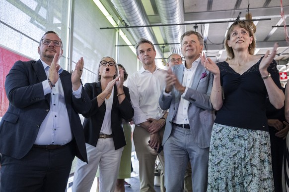 Die Nationalraetinnen und Nationalraete, von links, Mitte Praesident Philipp Matthias Bregy, Mitte-VS, Elisabeth Schneider-Schneiter, Mitte-BL, Beat Walti, FDP-ZH, Juerg Grossen, GLP-BE, und Celine We ...