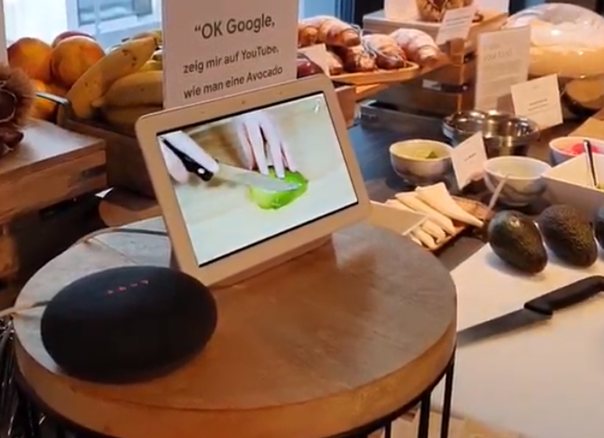«Ok Google, zeig mir auf YouTube, wie man eine Avocado schneidet.»