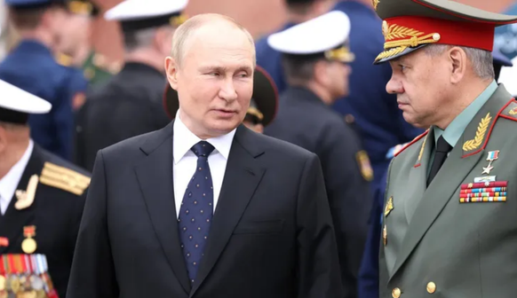 Wladimir Putin und Verteidigungsminister Sergei Schoigu: Offenbar sucht der russische Präsident in ganz Russland nach Verstärkung für das Militär.