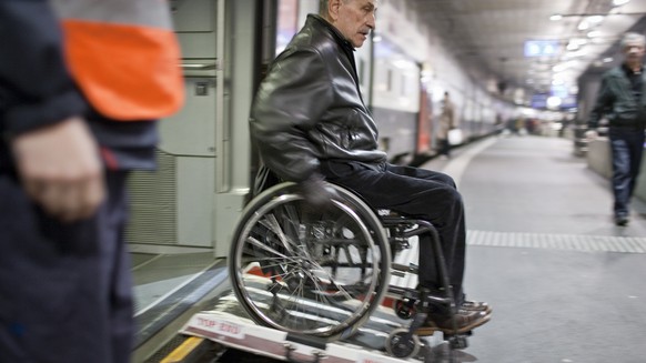 Ein Mann im Rollstuhl verlaesst am 27. November 2009 im Bahnhof von Bern, Schweiz, einen InterCity-Doppelstockzug der Schweizerischen Bundesbahnen SBB. (KEYSTONE/Gaetan Bally)