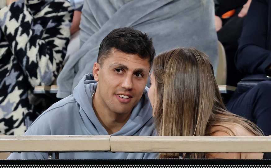 Rodrigo Hernandez Cascante, dit Rodri, footballeur � voluant � Manchester City, et sa compagne dans les tribunes des Internationaux de France de tennis de Roland Garros 2024 � Paris Rodrigo Hernandez  ...