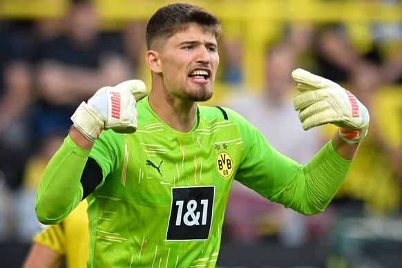 epa09413995 Dortmund's goalkeeper Gregor Kobel reacts during the German Bundesliga soccer match between Borussia Dortmund and Eintracht Frankfurt in Dortmund, Germany, 14 August 2021. EPA/SASCHA ...