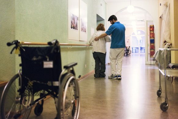 ZUM ZIVILDIENST TAETIGKEITSBEREICH GESUNDHEITSWESEN STELLEN WIR IHNEN HEUTE, DONNERSTAG, 26. JANUAR 2017, FOLGENDES BILDMATERIAL ZUR VERFUEGUNG --- An alternative civilian service healthcare employe ...