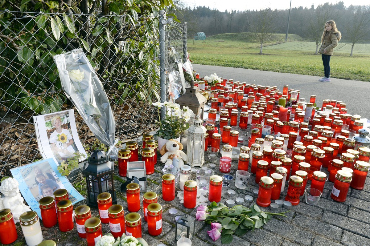 ARCHIV - ZUM JAHRESTAG DES TOETUNGSDELIKTS IN RUPPERSWIL STELLEN WIR IHNEN FOLGENDES BILDMATERIAL ZUR VERFUEGUNG - Kerzen an der Lenzhardstrasse in Rupperswil in Rupperswil AG, aufgenommen am Donnerst ...