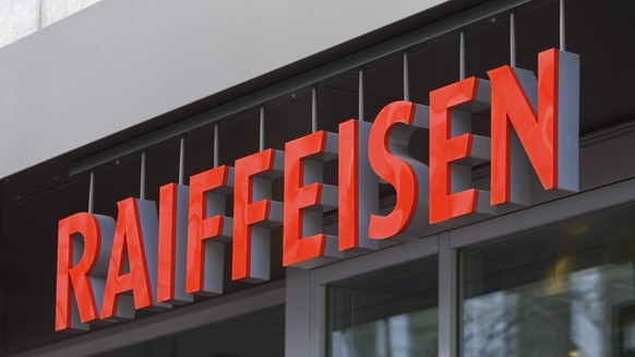 ARCHIVBILD ZUR PUBLIKATION DER HALBJAHRESZAHLEN VON RAIFFEISEN, AM MITTWOCH, 21. AUGUST 2019 - View of the logo of the Raiffeisen bank above the entrance of the branch in St. Gallen, Switzerland, pict ...