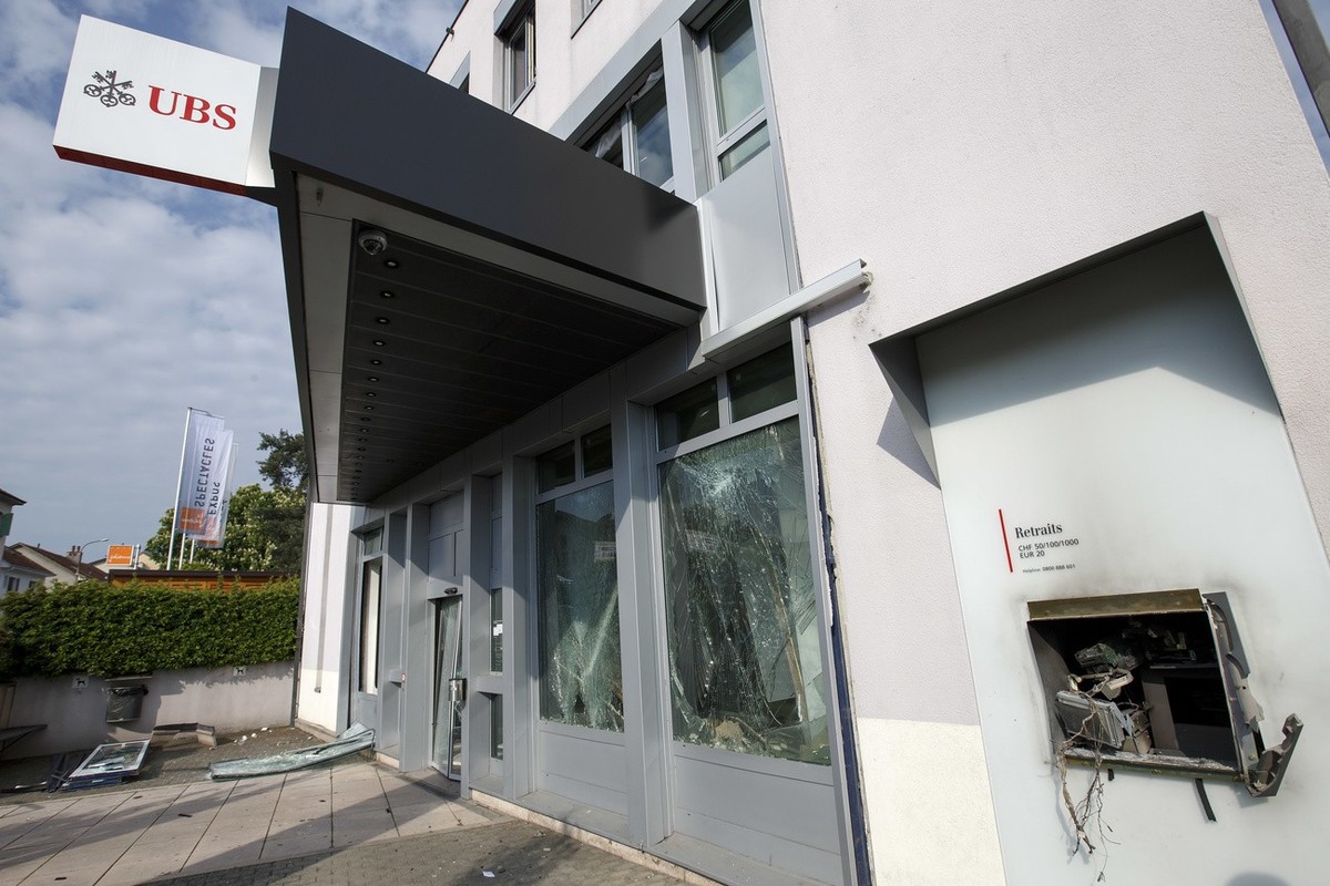 Vu du distributeur automatique de billets et des vitrines de la banque UBS detruit par l'explosion, ce mardi 3 mai 2016 a Plan-les-Ouates pres de Geneve. Des malfrats ont detruit un bancomat d  ...