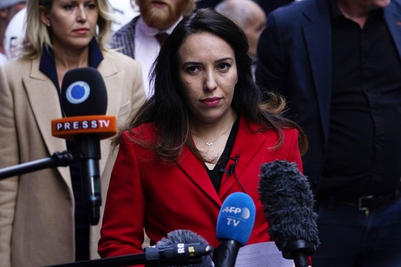 epa08713078 WikiLeaks founder Julian Assange&#039;s partner Stella Moris delivers a statement after an adjournment in his trial at the Old Bailey in London, Britain, 01 October 2020. Assange is fighti ...