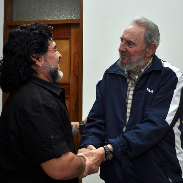 (110724) -- HAVANA, July 24, 2011 (Xinhua) -- Former Cuban leader Fidel Castro (C) and Venezuelan President Hugo Chavez (R) meets with Argentine soccer star Diego Maradona in Havana, Cuba, in this han ...
