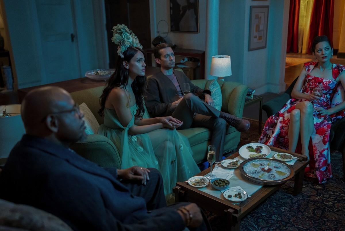 Forest Whitaker, Eiza González, Tobey Maguire et Marion Cotillard qui mangent des huitres pendant que le monde brûle dans "Extrapolations".