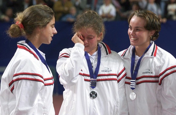 ARCHIVBILD ZUM FEDCUP-FINAL 1998 --- Swiss tennis team from left to right: Emmanuelle Gagliardi, Patty Schnyder crying and Martina Hingis, after Spain won the Fed cup in Geneva, Switzerland, on Septem ...