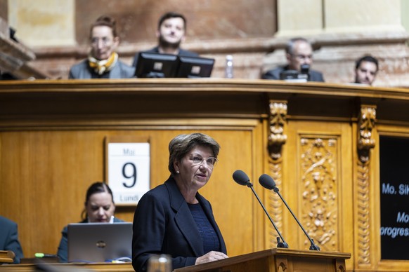 Bundesraetin Viola Amherd spricht zur Schweizer Armee an der Sondersession des Nationalrats, am Montag, 9. Mai 2022 im Nationalrat in Bern. (KEYSTONE/Alessandro della Valle)