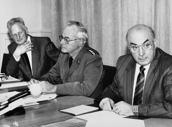 Efrem Cattelan, rechts, alias &quot;Rico&quot; seit 1979 Chef der Geheimarmee P-26, nimmt am 7. Dezember 1990 an einer Pressekonferenz im Bundeshaus in Bern erstmals Stellung zur von ihm mitaufgebaute ...