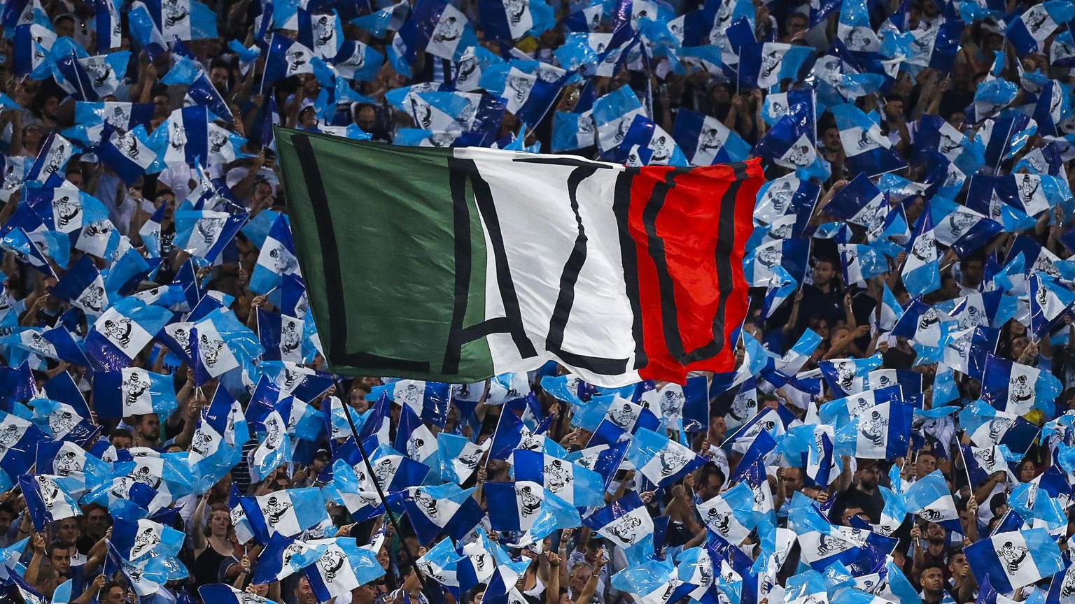 epa06142924 Lazio&#039;s supporters during the Italian Supercup (Supercoppa) soccer match between Juventus FC vs SS Lazio at Olimpico stadium in Rome, Italy, 13 August 2017. EPA/ANGELO CARCONI