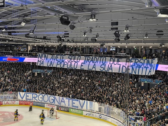 Weitere Transparente der Ambri-Fans.