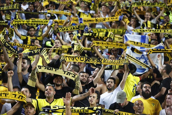 epa04857853 Beitar Jerusalem fans cheer for their team during the UEFA Europa League second qualifying round, second leg soccer match between Beitar Jerusalem and RSC Charleroi at Teddy Stadium in Jer ...