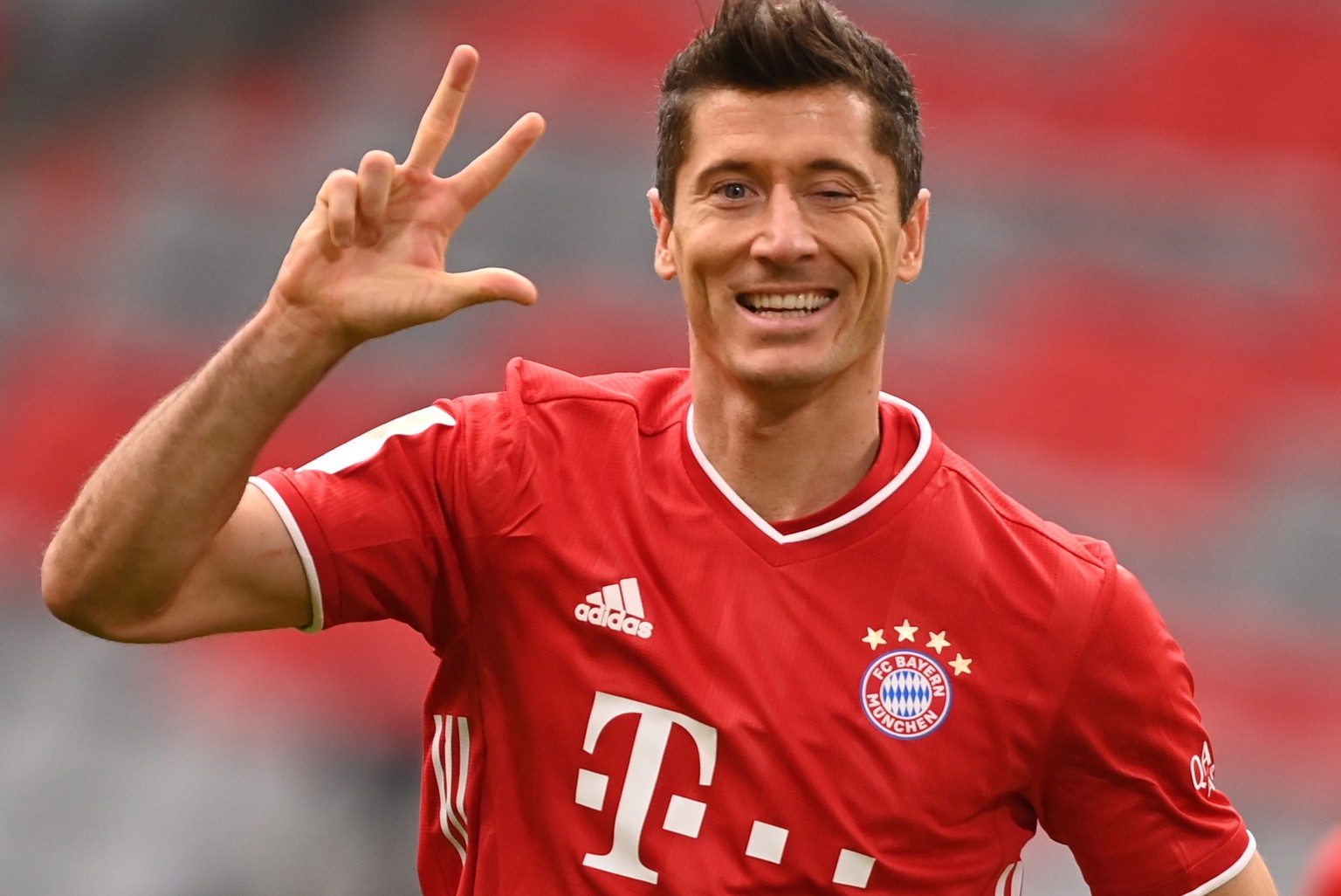 epa08771321 Bayern&#039;s Robert Lewandowski celebrates after scoring during the German Bundesliga soccer match between FC Bayern Munich and Eintracht Frankfurt, in Munich, Germany, 24 October 2020. E ...