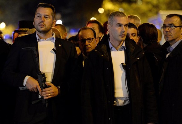 Bodyguards schützen den französischen Präsidenten François Hollande mit Maschinenpistolen aus der Schweiz.