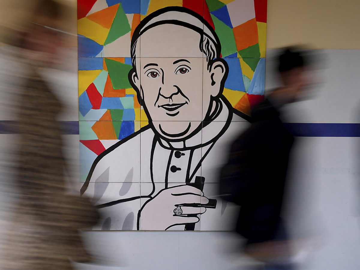 Le pape rentre au Vatican dimanche apr