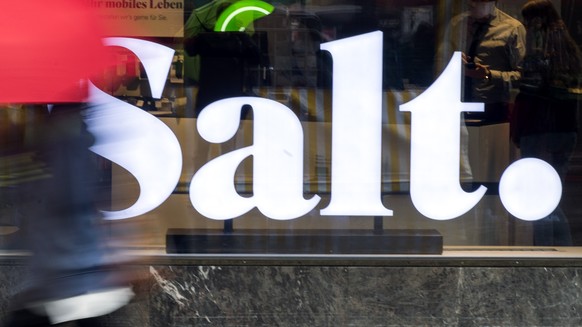 ARCHIVBILD ZUM UMSATZ BEI SALT --- Sicht auf das Salt-Logo am Baerenplatz, am Freitag, 15. Mai 2015, in Bern. Nach der Uebernahme durch den franzoesischen Unternehmer Xavier Niel hat sich der Mobilfun ...