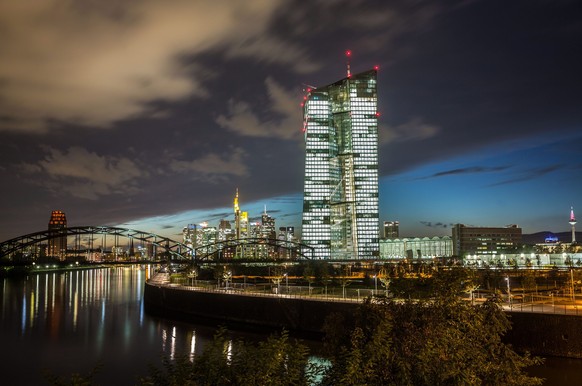 ARCHIVBILD ZUR MELDUNG, DASS DIE EZB DEN LEITZINS AUF NULL PROZENT HAELT, AM DONNERSTAG, 27. APRIL 2017 - epa04455458 The new building of the European Central Bank ECB (R) is illuminated while dominat ...