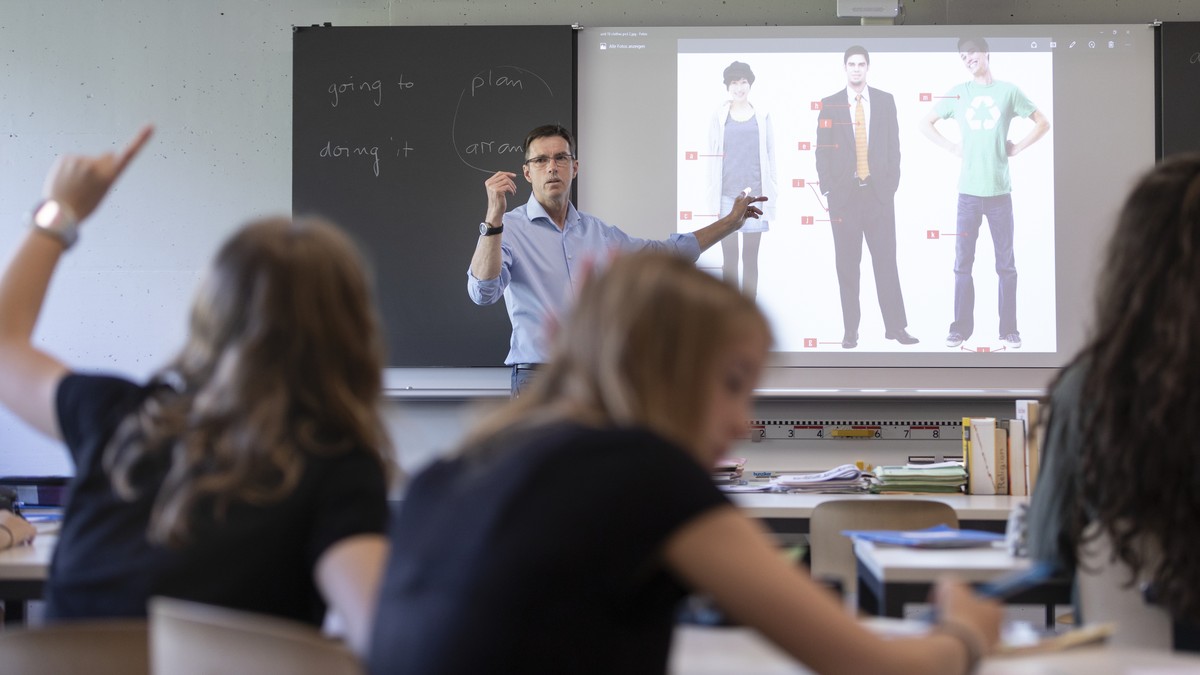 ARCHIVBILD - ZUR HEUTIGEN MK DES LCH ZUR ARBEITSZEITERHEBUNG 2019 - Class 2A pictured during an English lesson with teacher Karl Stadler at the gymnasium of the Cantonal School Glarus, Switzerland, on ...