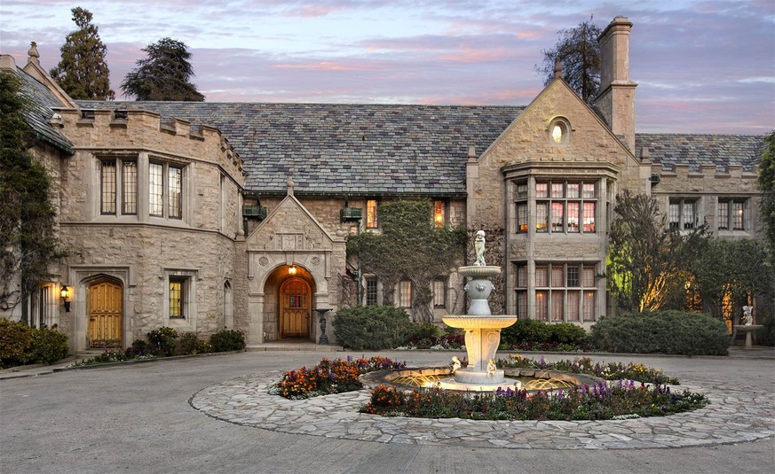 «The Playboy Mansion».