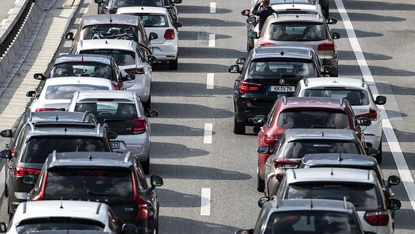 Nach einem Unfall war die Autobahn zwischen Emmen-Nord und der Verzweigung Rotsee komplett gesperrt und es kam zu Stau. (Symbolbild)