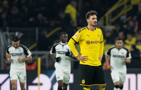 22.11.2019, Nordrhein-Westfalen, Dortmund: Fußball: Bundesliga, Borussia Dortmund - SC Paderborn 07, 12. Spieltag im Signal Iduna Park. Dortmunds Mats Hummels reagiert nach dem 0:3. Foto: Bernd Thisse ...