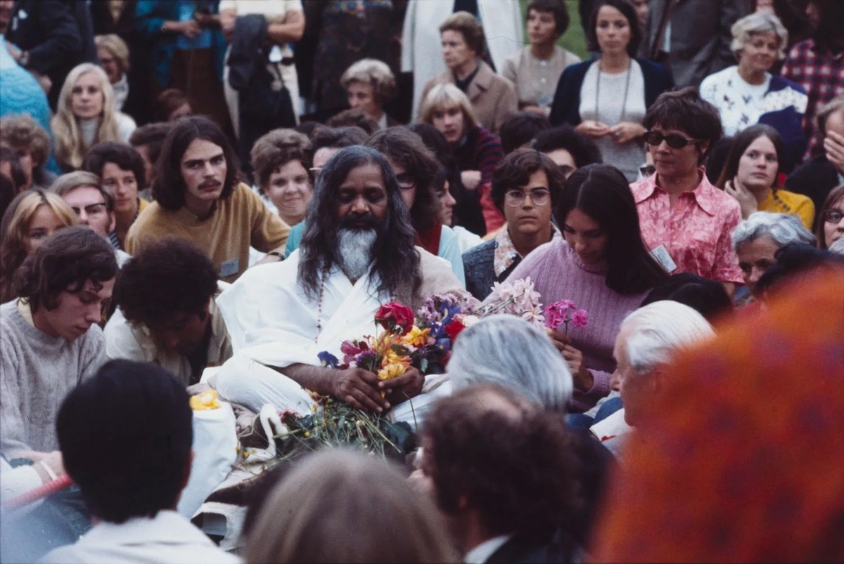 Guru Maharishi Mahesh Yogi mit einigen Anhängerinnen und Anhängern, 1970.
https://ba.e-pics.ethz.ch/#main-search-text=seelisberg%20yogi&amp;main-search-mode=and&amp;detail-asset=1f4aff15-9539-4ac3-851 ...