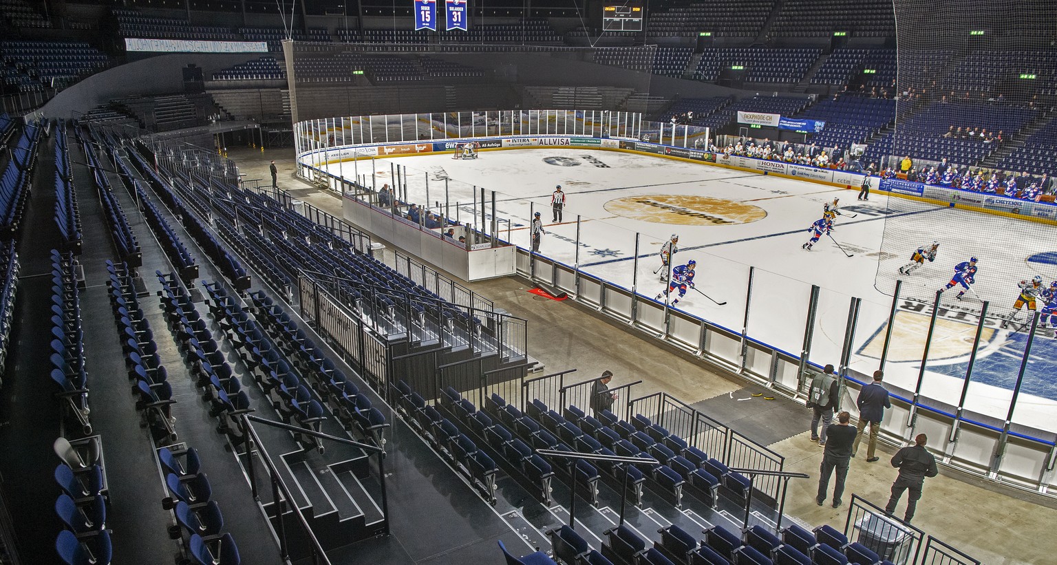 Leere Zuschauerraenge im Zuercher Hallenstadion beim Eishockeyspiel der National League ZSC Lions gegen den EV Zug am Samstag, 29. Februar 2020. Wegen dem Coronavirus findet das Spiel unter Ausschluss ...