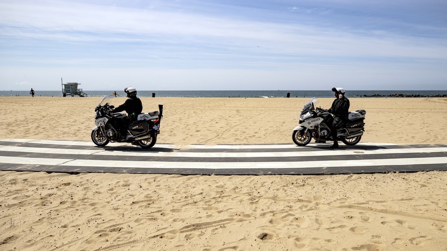 28. März: Polizisten patrouillieren am Venice Beach, der geschlossen wurde.