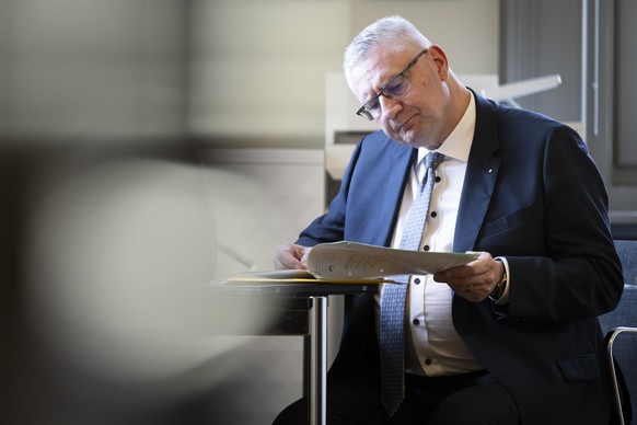 Nationalrat Andreas Glarner (SVP-AG) wartet, bevor er vor seiner Anhoerung vor der Immunitaetskommission des Nationalrates (IK-N) tritt, am Freitag, 2. Mai 2025, im Bundeshaus in Bern. Waehrend des Wa ...