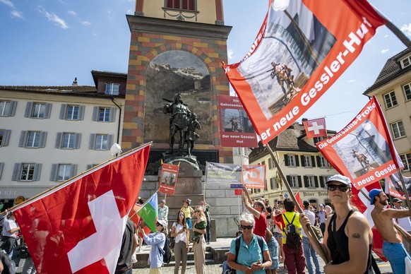 Die Demonstranten vor dem Tell Denkmal in Altdorf anlaesslich eines Demonstrationsspaziergangs gegen die Maskenpflicht und deren Nutzen von Flueelen zum Tell-Denkmal nach Altdorf vom Samstag, 5. Septe ...