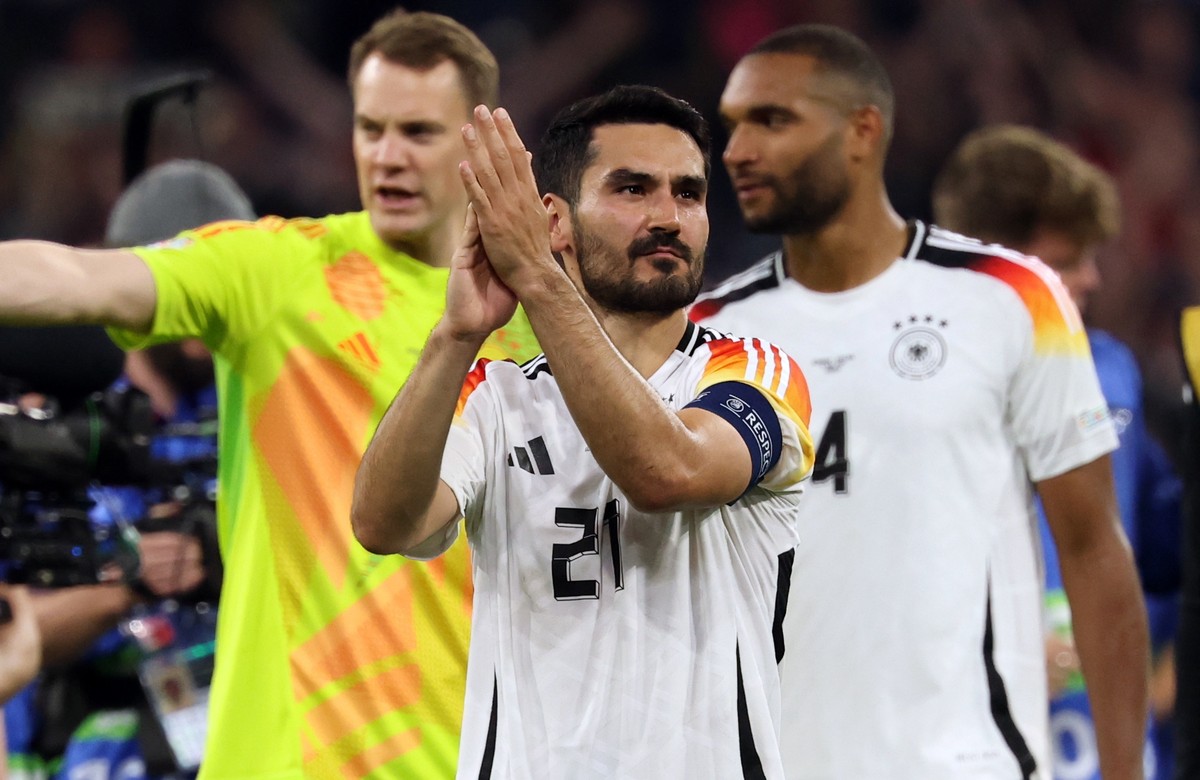 epa11411088 Ilkay Guendogan (C) of Germany applauds to fans after winning the UEFA EURO 2024 group A match between Germany and Scotland in Munich, Germany, 14 June 2024. EPA/FRIEDEMANN VOGEL