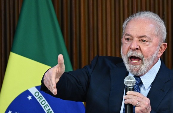 epa10434044 Brazil's President Luiz Inacio Lula da Silva speaks during a meeting with governors at the Planalto Palace in Brasilia, Brazil, January 27, 2023. EPA/Andre Borges