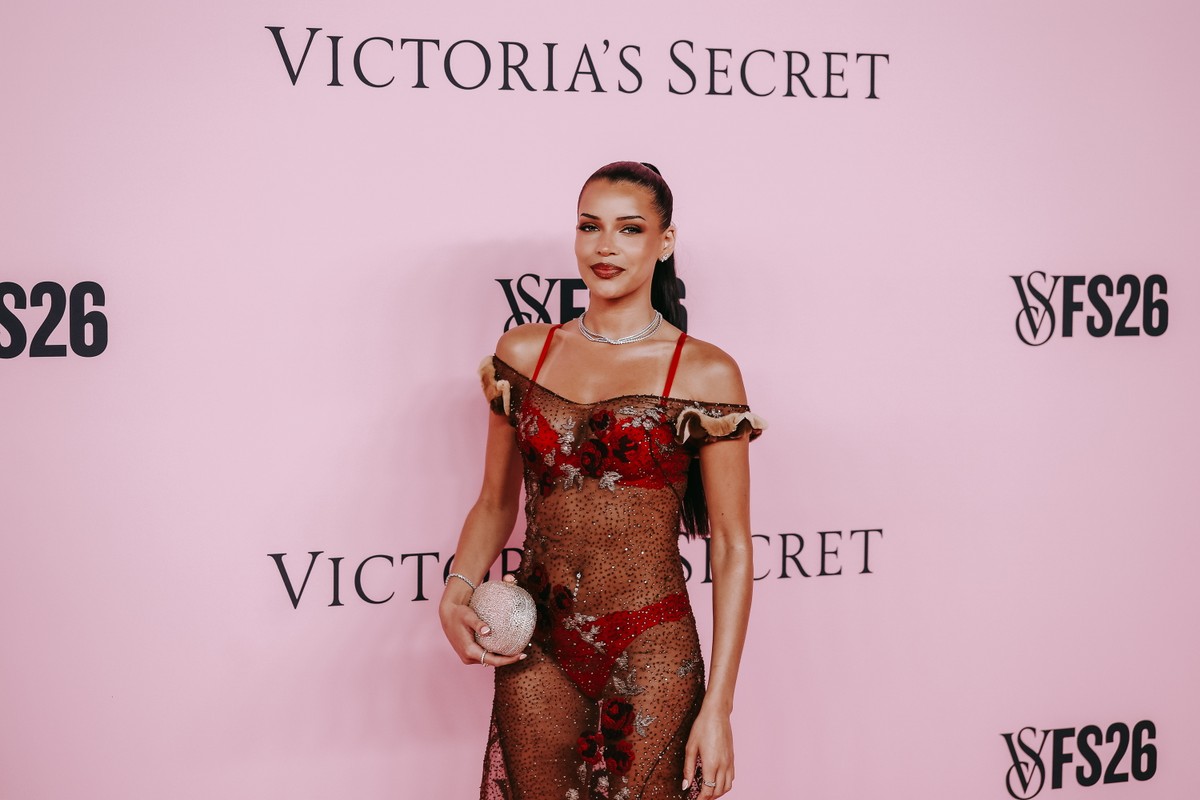 epa13314643 Kayda Bosse arrives on the Pink Carpet for the 2026 Victoria's Secret Fashion Show at Sony Studios in Culver City, California, USA, 18 October 2026. EPA/CHRIS TORRES